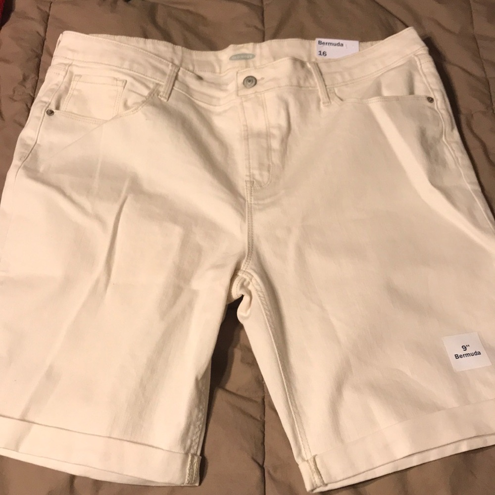Cream Bermuda shorts